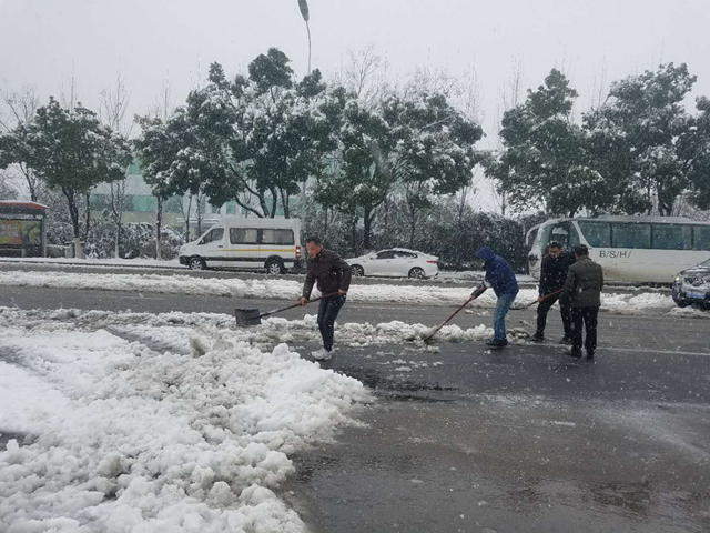 大雪中的南環(huán)人3.jpg